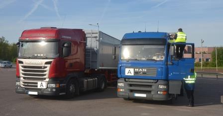 Auf dem Bild ist eine LKW-Kontrolle zu sehen.