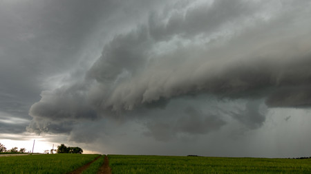 Sturmwolken über Feld