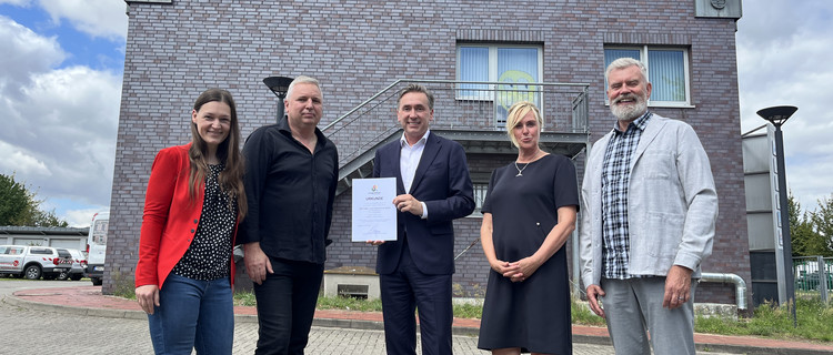 Staatssekretär Wünsch übergibt die Teilnahmeurkunde der Umweltallianz Sachsen-Anhalt an den Geschäftsführer der L&W Elektro- und Datentechnik in Magdeburg