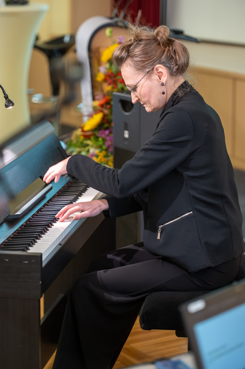 Pianistin Petra Steinbring am Klavier