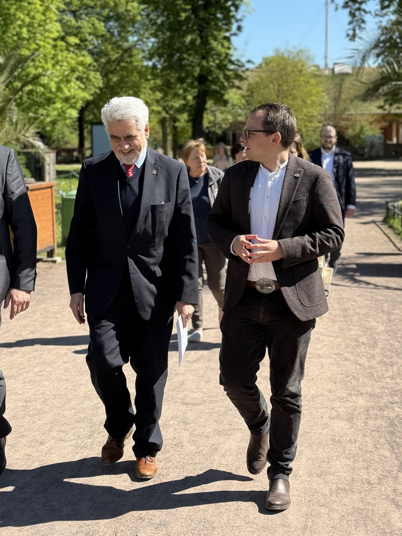 Minister Willingmann und Zoodirektor Pruß besichtigen den Zoo Magdeburg.
