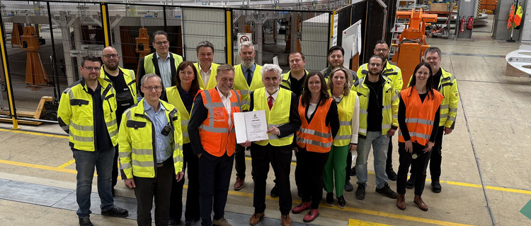 Urkundenübergabe zur Mitgliedschaft in der Umweltallianz im Rahmen der Werksführung