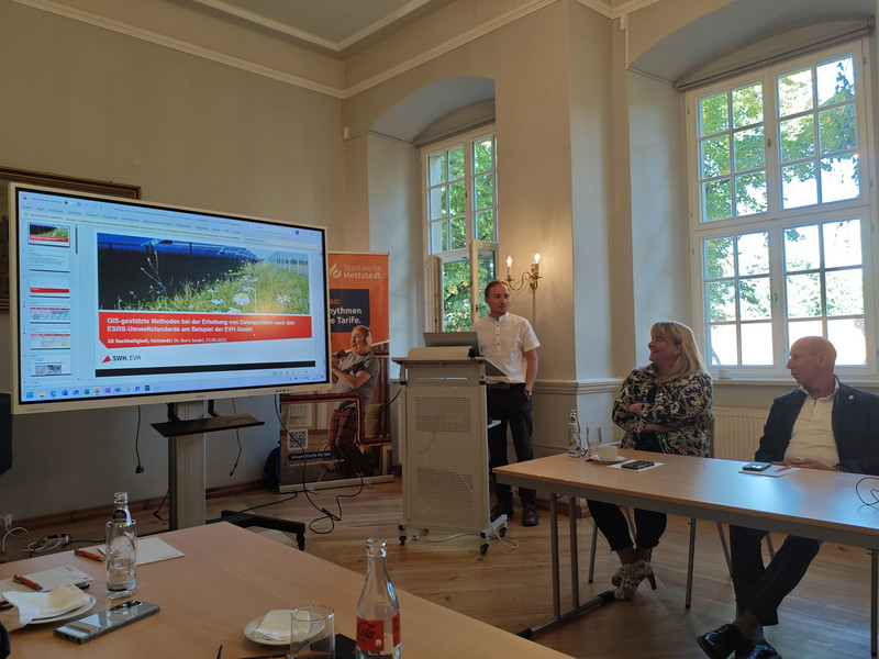 Herr Dr. Seidel hält ein Referat zum Thema GIS-gestützte Methoden bei der Erhebung von Datenpunkten nach den ESRS-Umweltstandards am Beispiel der EVH GmbH