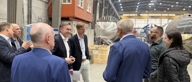 Die Teilnehmenden des Unternehmensbesuchs besichtigen eine Werkshalle von Feldbinder.