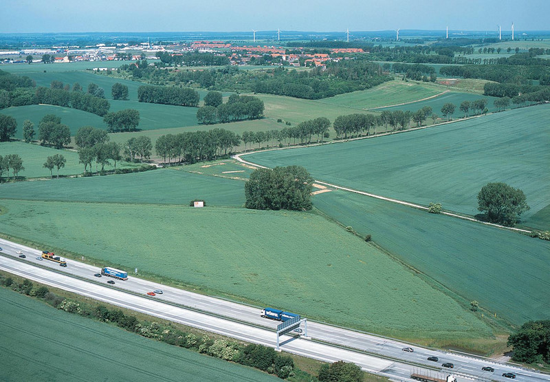 Blick über die A2 nach Hohenwarsleben (Juni 2002)
