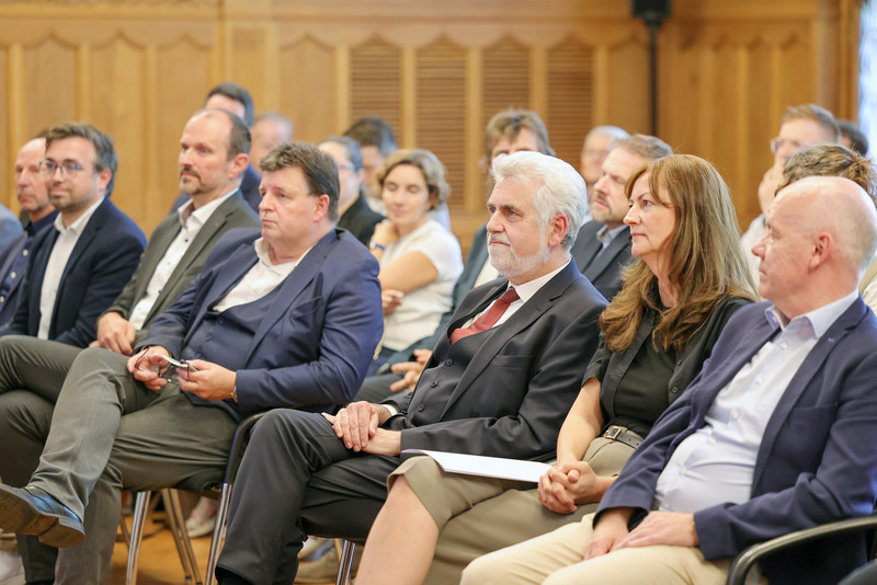 Publikum im Festsaal der IHK Halle-Dessau