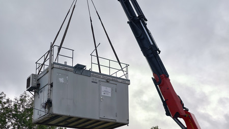 Containerhülle an einem Kran