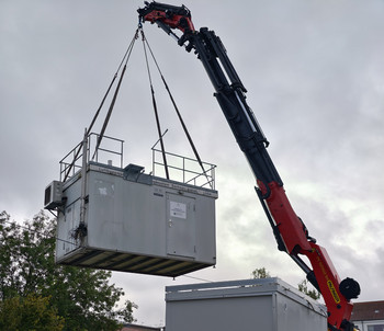 Containerhülle an einem Kran