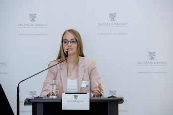 Annemarie Bode stellt die politischen Forderungen von Jugendlichen in Sachsen-Anhalt vor.
