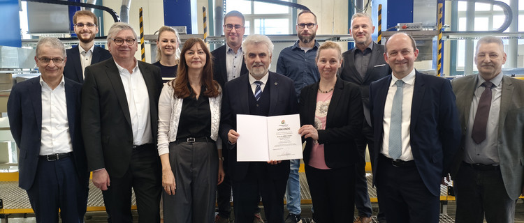 Übergabe der Urkunde zur Aufnahme der Quarder GmbH in die Umweltallianz Sachsen-Anhalt durch Minister Willingmann.