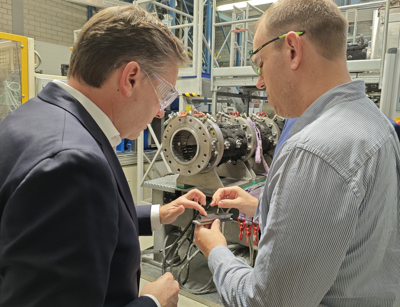 Die Teilnehmenden besichtigen das Werk 