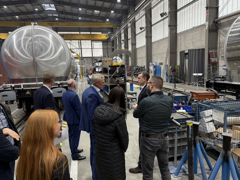 Die Teilnehmenden des Unternehmensbesuchs besichtigen eine Werkshalle von Feldbinder.