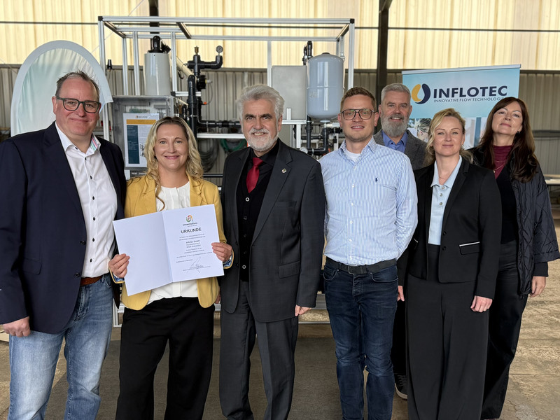Minister Willingmann übergibt die Urkunde zur Mitgliedschaft in der Umweltallianz zusammen mit Vertretern der Umweltallianz an die Geschäftsführung von Inflotec.