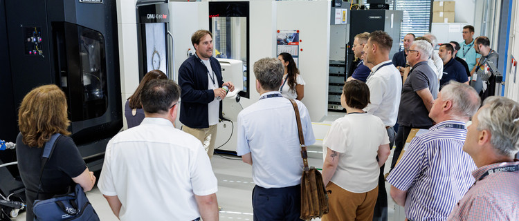 Führung durch das Werk von Sonotec