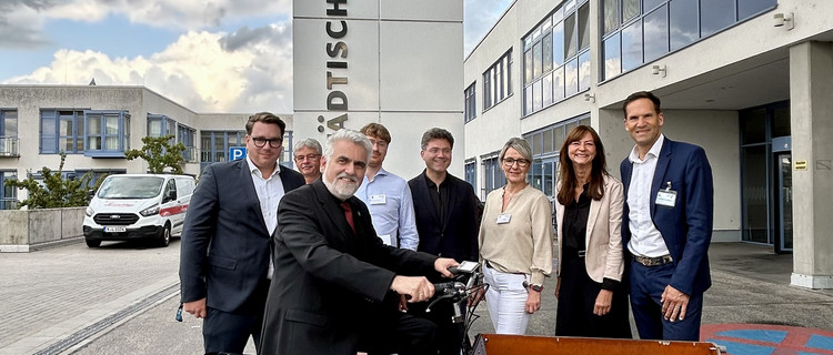 Auf dem Foto sind zu sehen: Bjoern Saft (1. Betriebsleiter und Verwaltungsdirektor des Klinikums), Jens Larsen (Leiter Bau- und Gebäudemanagement des Klinikums), Minister Prof. Dr. Armin Willingmann, Marcel Lorenz (Umweltbeauftragter des Klinikums), Dr. Robert Reck (OB Dessau-Roßlau), Michaela Ewald (Pflegedienstleiterin des Klinikums), Dr. Sandra Hagel (Präsidentin des Landesamtes für Umweltschutz) und Prof Dr. med. Christoph U. Herborn (Ärztlicher Direktor des Klinikums).
