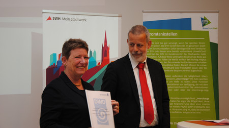 Umweltministerin Prof. Dr. Claudia Dalbert und Tobias Fuchs (DWD) mit dem Synthesebericht 