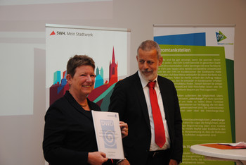 Umweltministerin Prof. Dr. Claudia Dalbert und Tobias Fuchs (DWD) mit dem Synthesebericht 