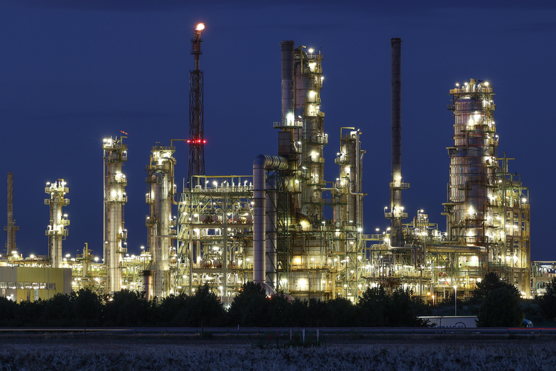 Anlage der Total Raffinerie aus der Ferne bei Nacht