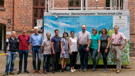 Auf dem Bild ist ein Messcontainer des LÜSA mit einer Personengruppe zu sehen. Die Namen der Personen lauten von links nach rechts: Marcus Szebrowski, Michael Schüler, Dr. Ulrich Zimmermann, (ehemals LÜSA), Jan Jenrich, Sergiu Gradinaru (GIZ), Marina Lungu, Natalia Platon, Dirk Haase (LÜN), Katharina Roloff, Dr. Katja Mader-Arndt, Torsten Bayer