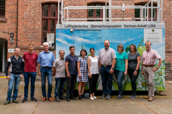 Auf dem Bild ist ein Messcontainer des LÜSA mit einer Personengruppe zu sehen. Die Namen der Personen lauten von links nach rechts: Marcus Szebrowski, Michael Schüler, Dr. Ulrich Zimmermann, (ehemals LÜSA), Jan Jenrich, Sergiu Gradinaru (GIZ), Marina Lungu, Natalia Platon, Dirk Haase (LÜN), Katharina Roloff, Dr. Katja Mader-Arndt, Torsten Bayer