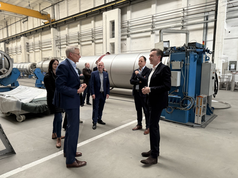 ie Teilnehmenden des Unternehmensbesuchs besichtigen eine Werkshalle von Feldbinder.