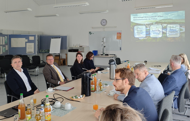 Teilnehmer des Unternehmensbesuchs im Gespräch