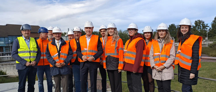 Gruppenfoto, im Hintergrund ist die Kläranlage