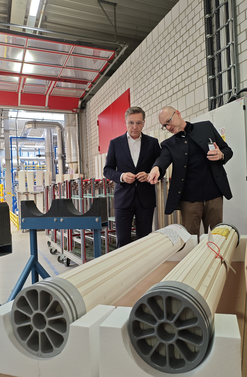 Die Teilnehmenden besichtigen das Werk 