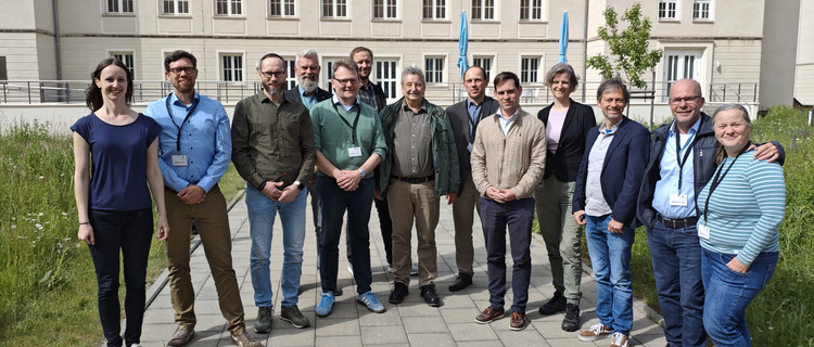 Gruppenfoto der Teilnehmenden des Netzwerktreffens im Innenhof des Landesamts für Umweltschutz.