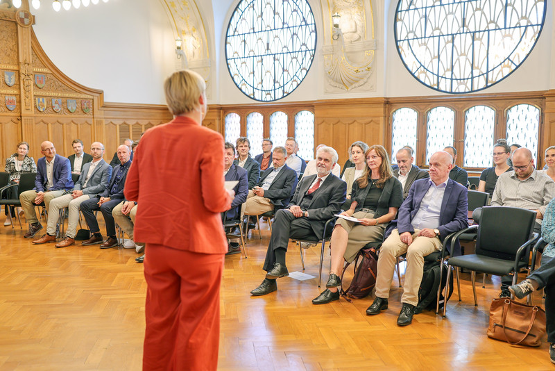 Publikum im Festsaal der IHK Halle-Dessau