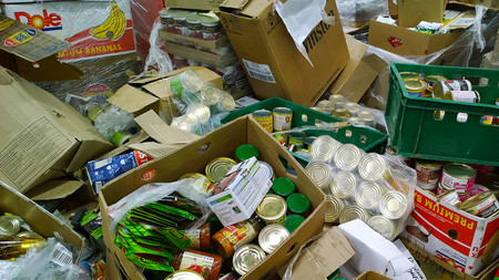 Unaufgeräumt abgestellte Lebensmittel in Kartons