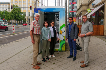 Das Bild zeigt einen Messcontainer in der Otto-von-Guericke-Straße in Magdeburg. Dort stehen v.l.n.r.:  Dr. Ulrich Zimmermann (ehemals LÜSA), Marina Lungu, Natalia Platon, Sergiu Gradinaru, Torsten Bayer