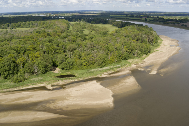 Trockengefallener Gleithang an der Elbe bei Niedrigwasser