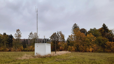 Messstation auf einer Wiese