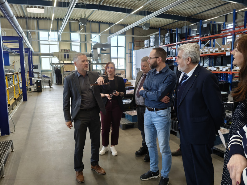 Die Teilnehmenden des Unternehmensbesuchs besichtigen die Anlagen der Quarder GmbH.
