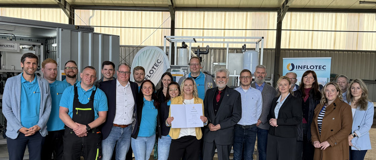 Minister Willingmann übergibt die Urkunde über die Mitgliedschaft in der Umweltallianz an das Team von Inflotec.