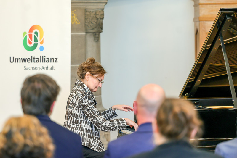 Musikalisches Intermezzo von Pianistin Petra Steinbring am Flügel im Festsaal der IHK Halle-Dessau