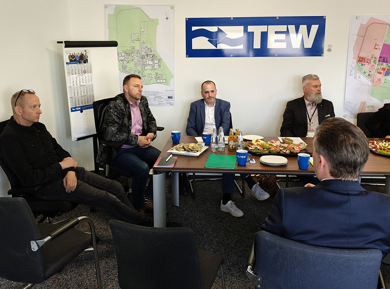 Die Teilnehmenden des Unternehmensbesuchs beim Austausch.