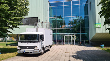 Messfahrzeug (weißer LKW) vor dem Eingangsportal