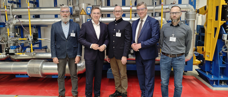 Teilnehmer der Werksführung von Nanostone Water