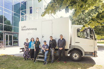 Menschengruppe vor einem LKW