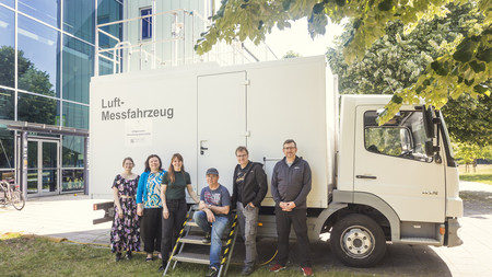 Menschengruppe vor einem LKW
