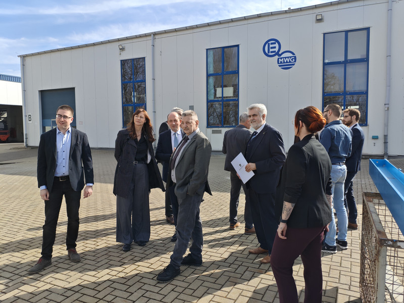 Die Teilnehmenden des Unternehmensbesuchs besichtigen die Werke der Quarder GmbH.