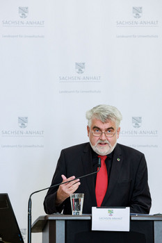 Klimaschutzminister Prof. Achim Willingmann eröffnet den Zukunfts- und Klimaschutzkongress.