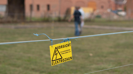 Schild: Vorsicht Elektrozaun