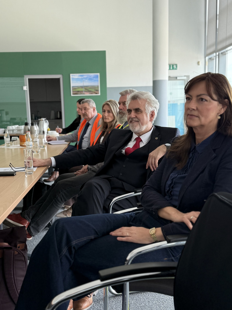 Minister Willingmann und die Präsidentin des Landesamts für Umweltschutz, Frau Dr. Hagel, hören gespannt den Vortrag von Enercon zum Werk.