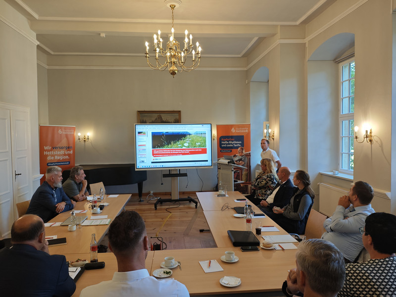 Herr Dr. Seidel hält ein Referat zum Thema GIS-gestützte Methoden bei der Erhebung von Datenpunkten nach den ESRS-Umweltstandards am Beispiel der EVH GmbH