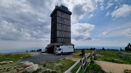 Holzturm auf dem Brocken, davor weißer LKW mit der Aufschrift "Luftmessfahrzeug"