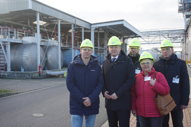 Die Teilnehmenden des Unternehmensbesuchs besichtigen die Produktionsanlagen