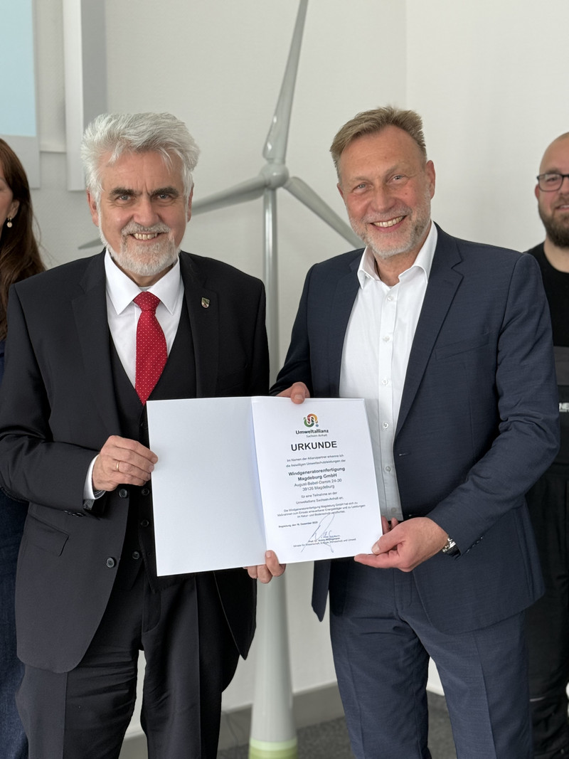 Minister Willingmann übergibt die Urkunde an Heiko Juritz, COO von Enercon.